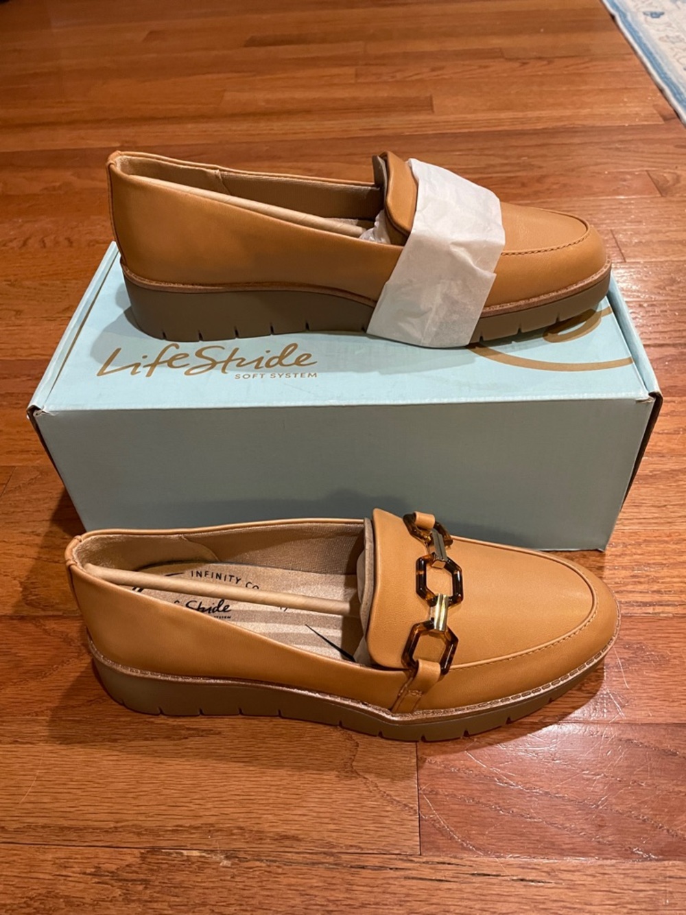 Life Stride Tan Platform Loafer beautiful tortoise shell chain detail size 7-1/2